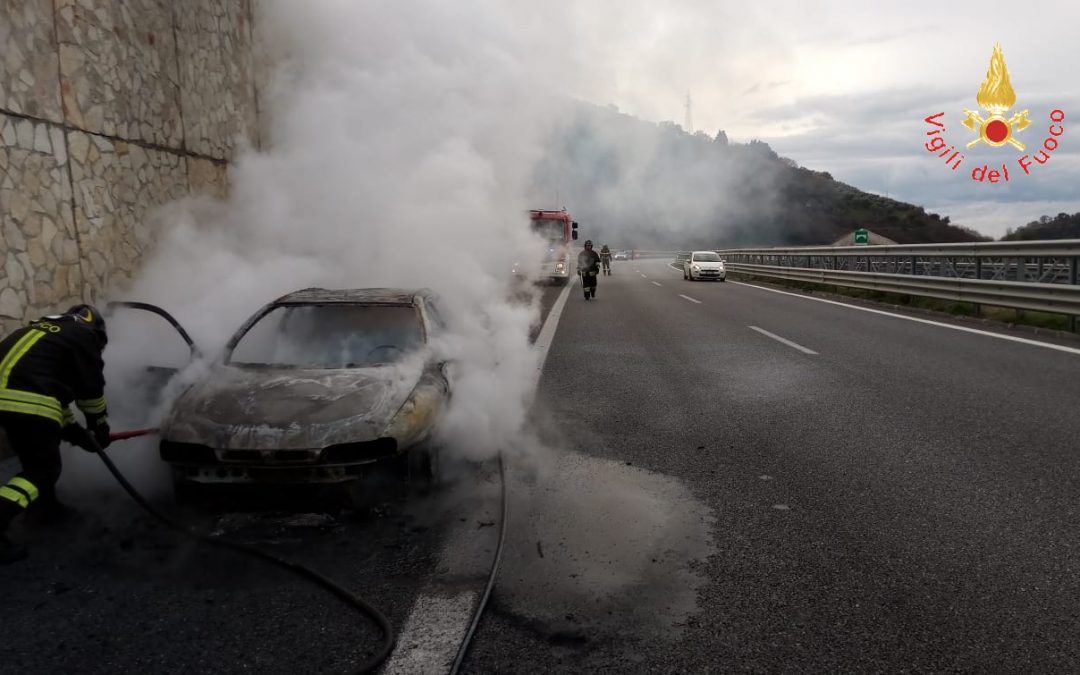 L'auto in fiamme sull'autostrada