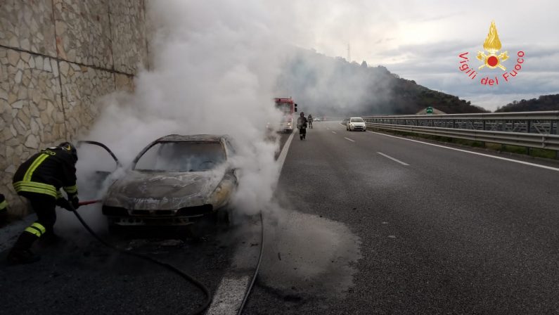 Attimi di paura sull'autostrada A2 del MediterraneoAuto in fiamme mentre viaggia tra Falerna e San Mango
