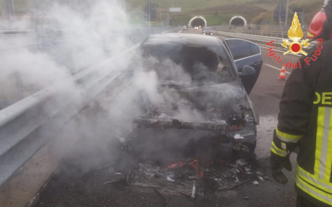 L'auto distrutta dalle fiamme