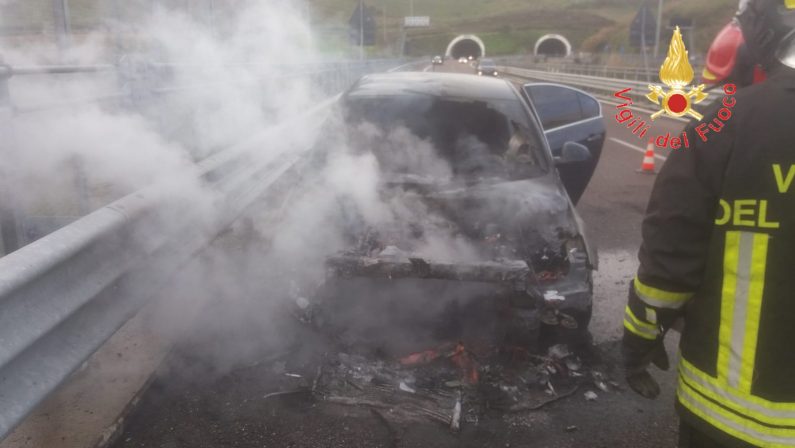L'auto prende fuoco mentre è in viaggioPanico sulla statale 106, auto distrutta