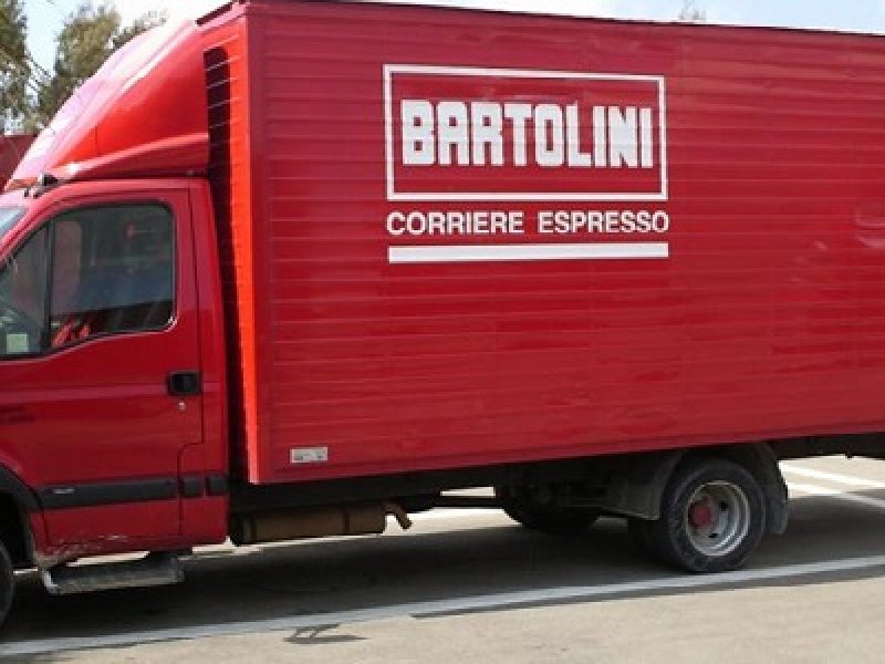 Un camion della ditta Bartolini
