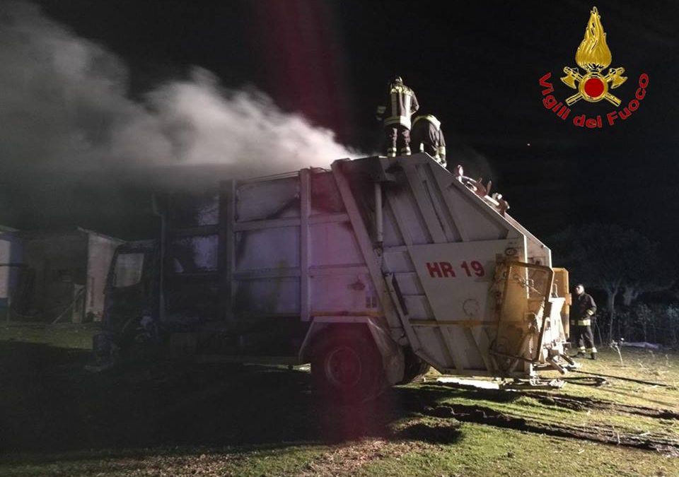 L'autocompattatore in fiamme
