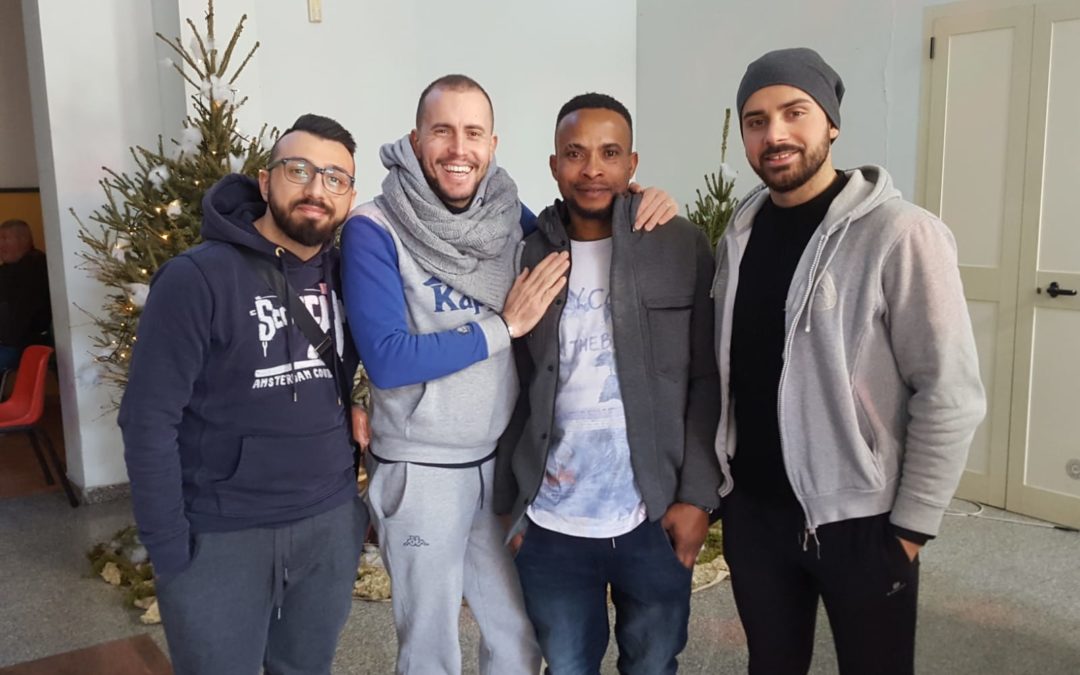 Osahon Ewansiha insieme agli operatori della Casa San Francesco D’Assisi durante la sua visita a Cosenza