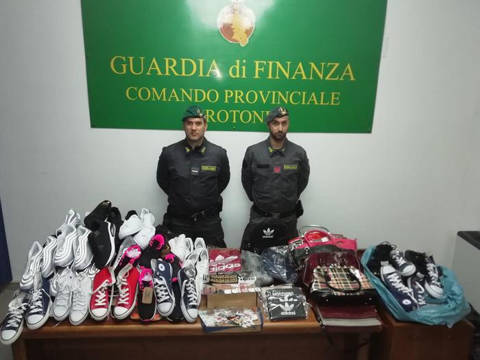 Capi di abbigliamento falsi: 14 ordinanze cautelari in Campania