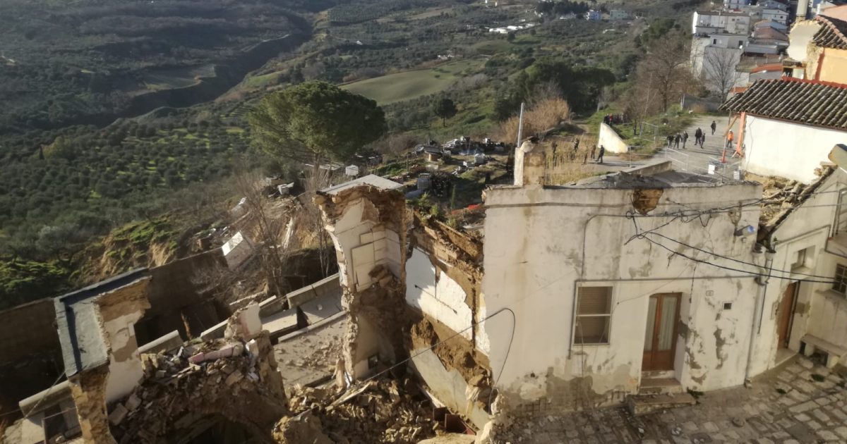 Una frana ha devastato il centro storico di Pomarico