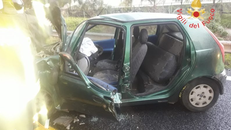 Incidente stradale sull'A2 autostrada del MediterraneoAuto perde il controllo e sbatte contro guardrail, un ferito
