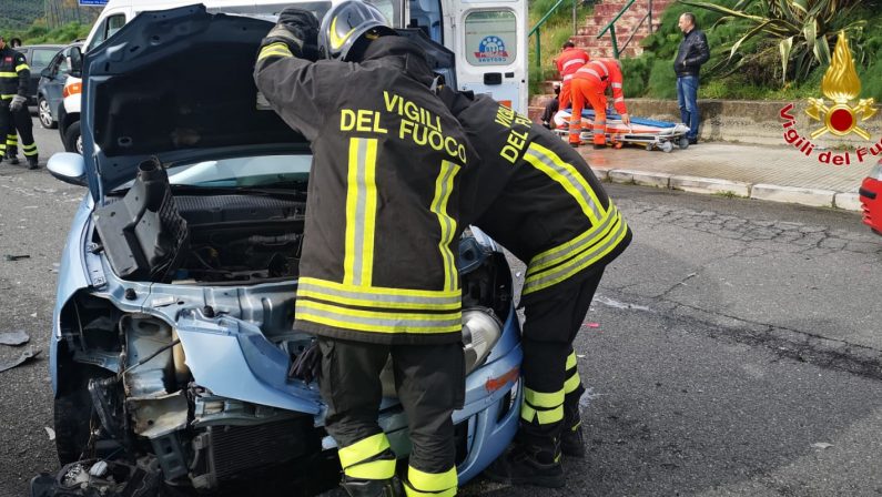 Incidente stradale a Crotone, coinvolte 3 autoCinque i feriti, coinvolto anche un bambino