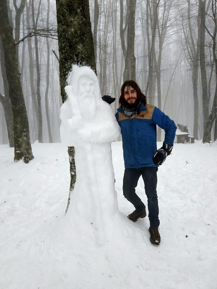 LA FOTO - La scultura con la neve di San Francesco di Paola realizzata nel Cosentino
