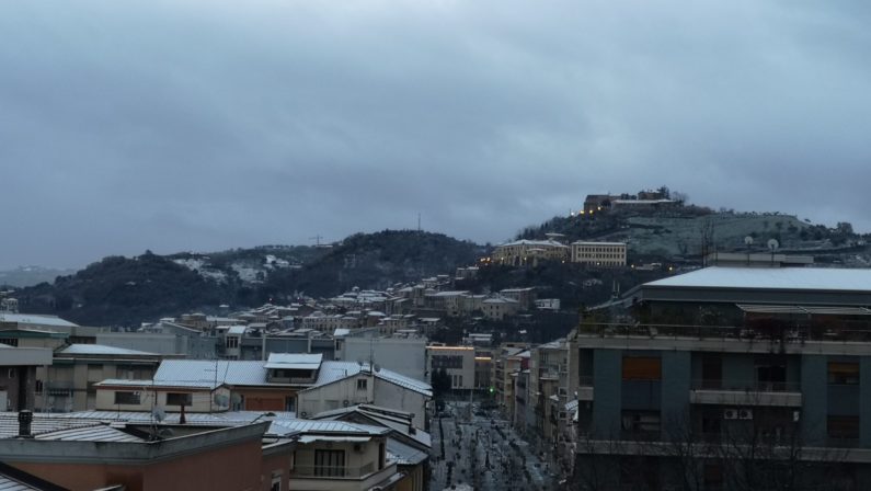 Neve sul Cosentino: scuole chiuse in vari comuniAnche l'Unical decide di sospendere le attività