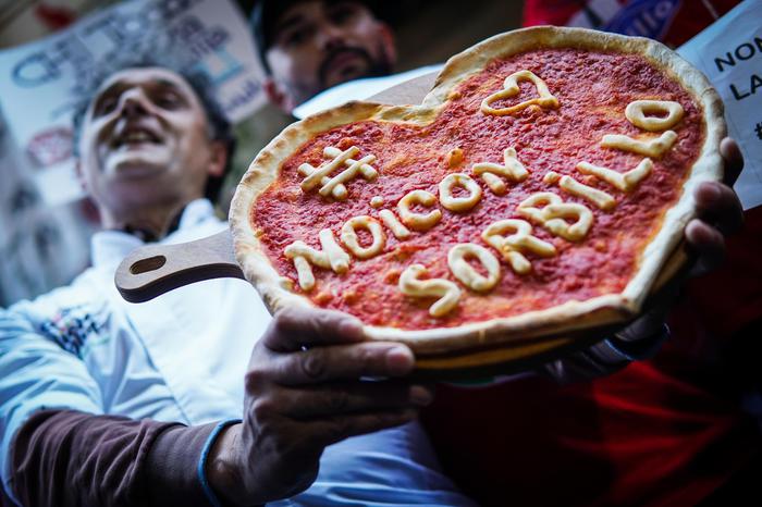 Napol, Sorbillo riapre dopo l'attentato: pizza gratis per tutti