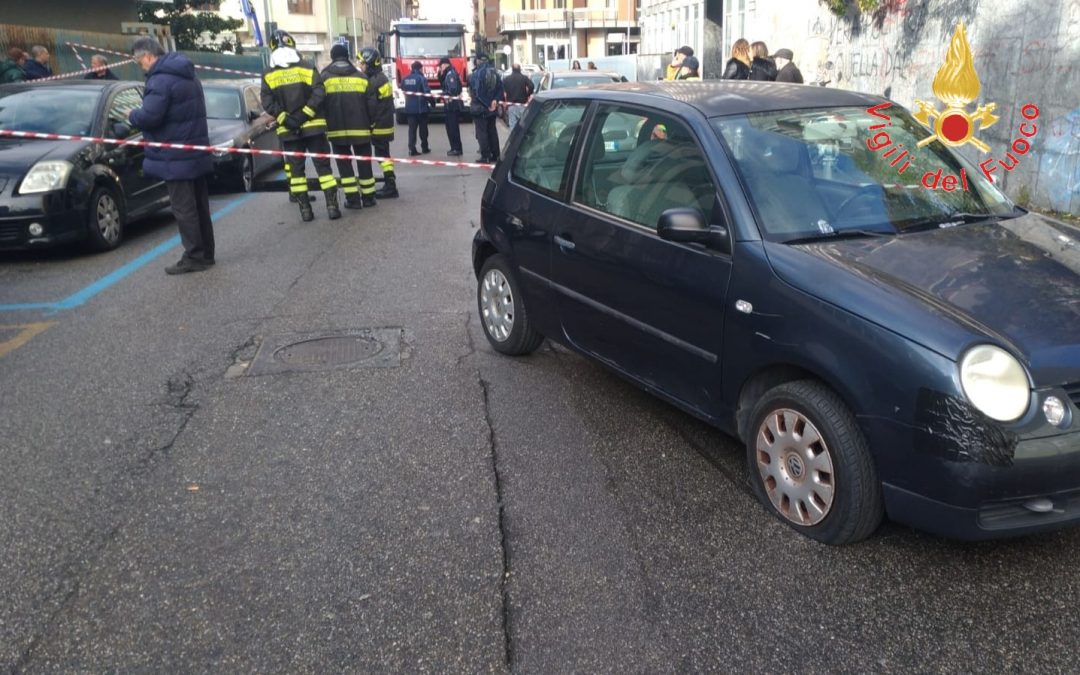 FOTO – Voragine in pieno centro a Catanzaro, danni ad alcune auto. Traffico in tilt