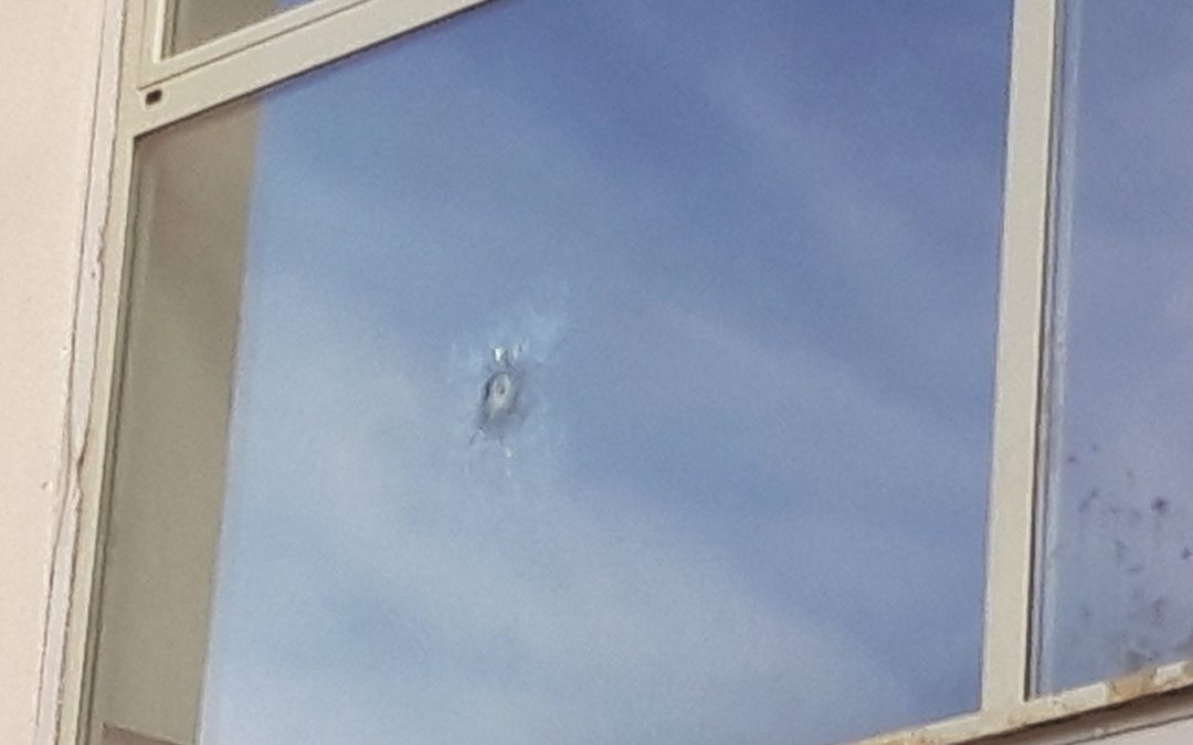 Uno dei vetri forati dal proiettile