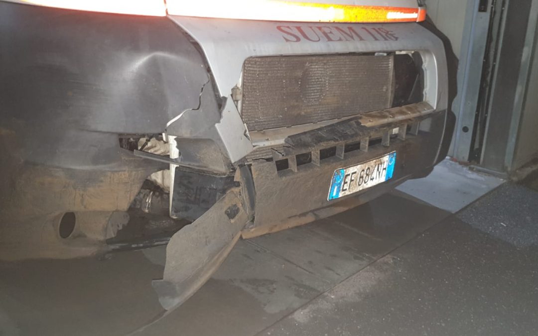 L'ambulanza danneggiata dopo lo scontro