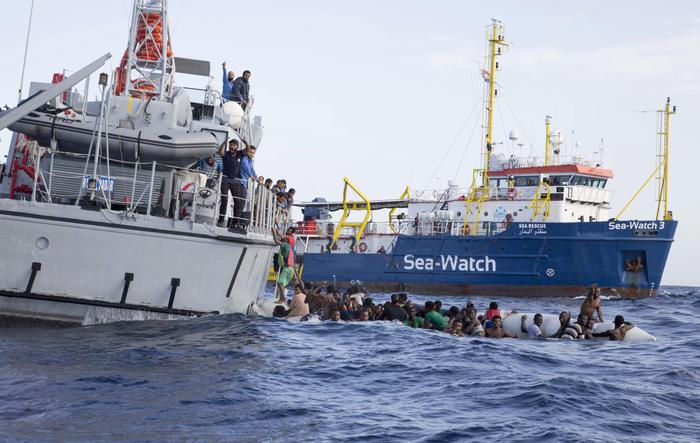 Migranti verso il porto di Napoli, scontro de Magistris-Salvini sulla Sea Watch