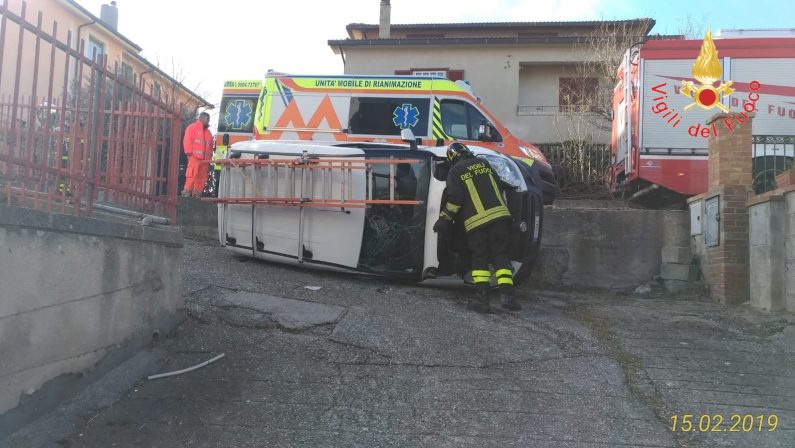 Incidente stradale a Dipignano nel CosentinoUn furgone si ribalta, ferito l'operaio al suo interno