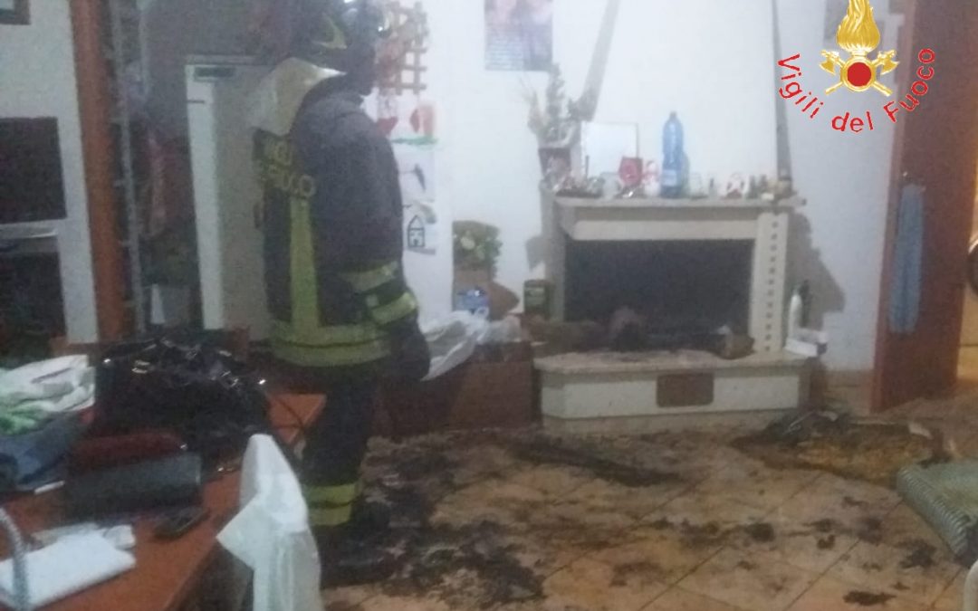 Gli interni dell'abitazione in cui si è verificato l'incendio