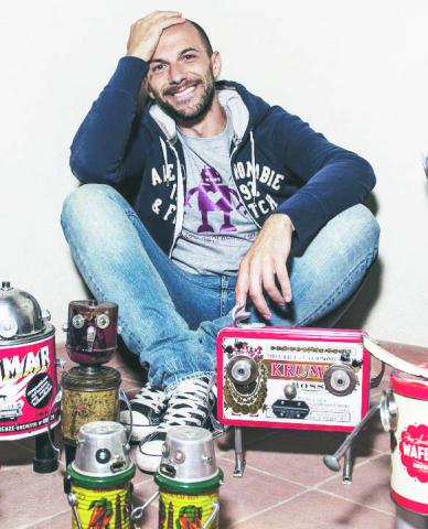 Massimo Sirelli con alcune delle sue opere