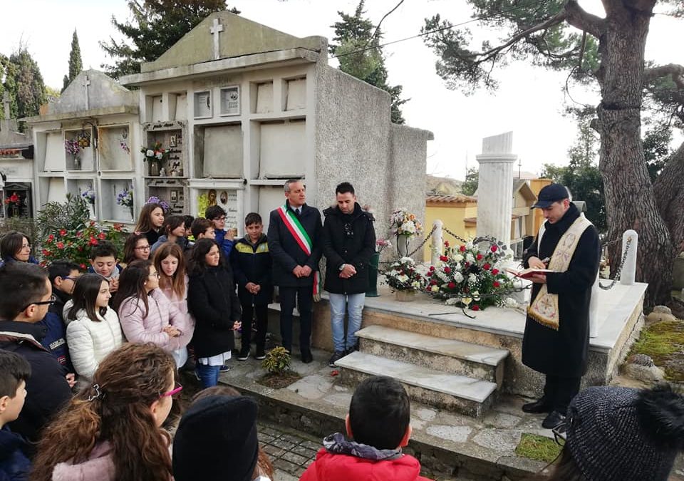 Studenti e istituzioni davanti al sepolcro di Carmela Borelli