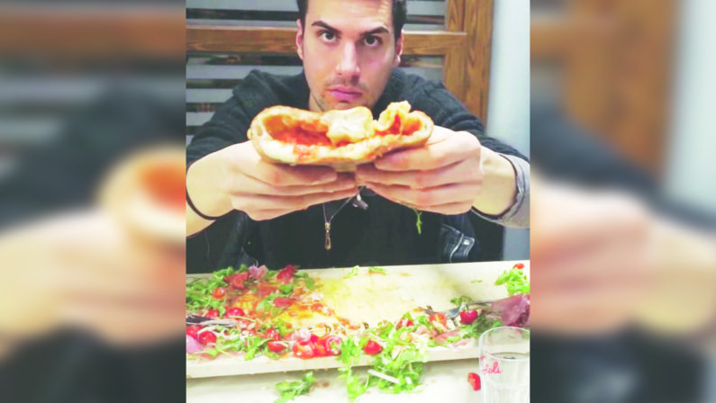 Man vs Food: Pasquale Totino concede il bisA Soverato mangia un calzone di 2,5 kg