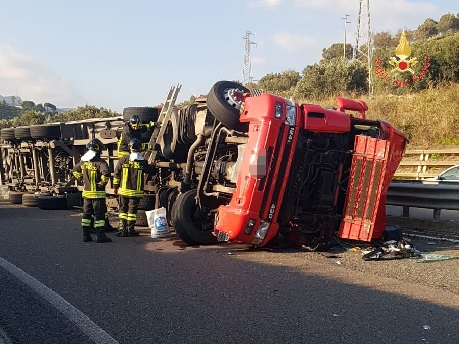 Il Tir ribaltato