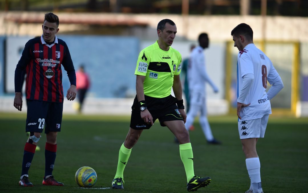 VIDEO – Serie C, le immagini della pallonata all’arbitro costata una maxi multa alla Vibonese