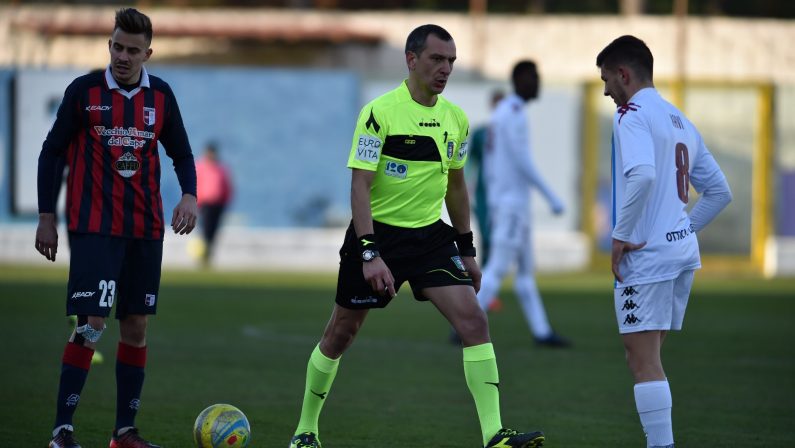 VIDEO - Serie C, le immagini della pallonata all'arbitro costata una maxi multa alla Vibonese