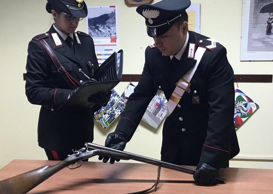 Il fucile sequestrato all'uomo