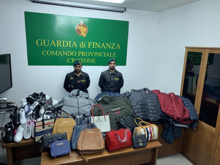 Sequestrati abbigliamento e accessori contraffattiSei persone denunciate dopo controlli a Crotone