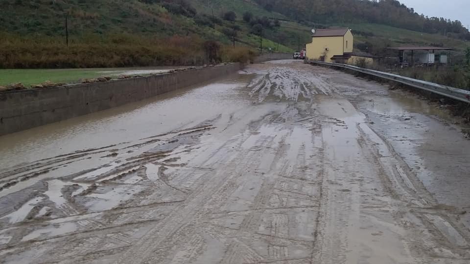 Fango e allagamenti sulla strada Papanice Crotone