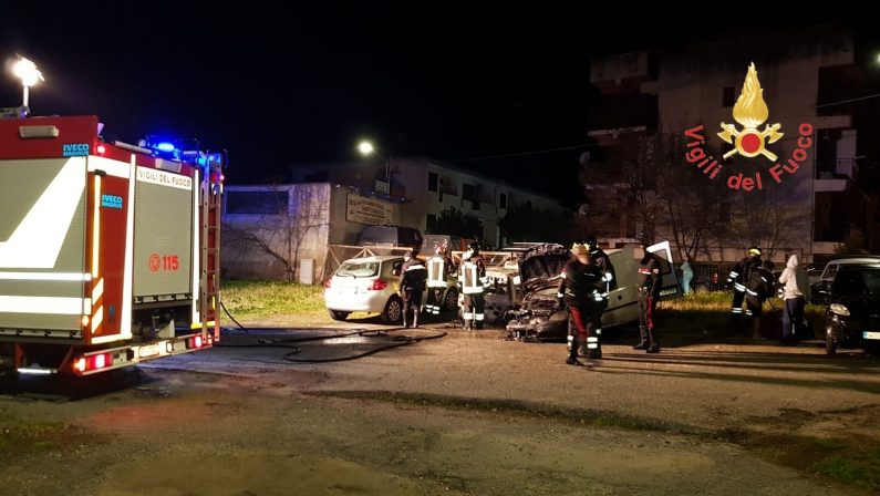 Incendi e danneggiamenti, notte di paura a Catanzaro  Diverse auto date alle fiamme nei quartieri a sud