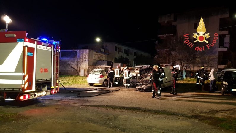 VIDEO - Auto danneggiate e incendiate a Catanzaro, indagini dei carabinieri