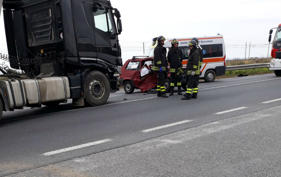L'auto e il camion coinvolti nell'incidente