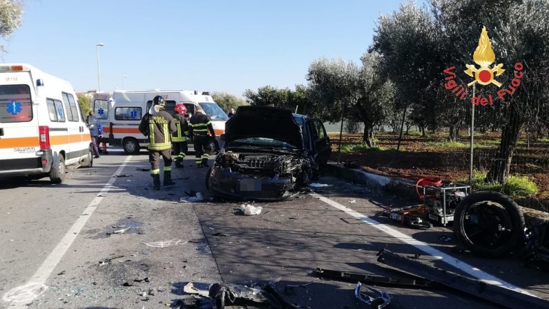 Violento scontro tra due auto a Lamezia, feritiAlcuni estratti dalle lamiere dai vigili del fuoco