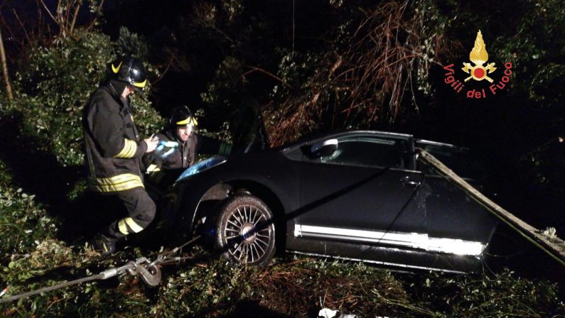 Autovettura fuori strada in un burrone a LameziaPasseggeri riescono ad uscire dalla macchina