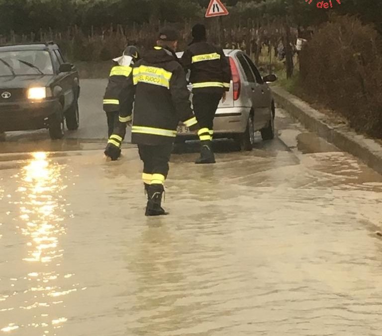 VIDEO – Maltempo nel Catanzarese, disagi alla circolazione tra Squillace e Amaroni