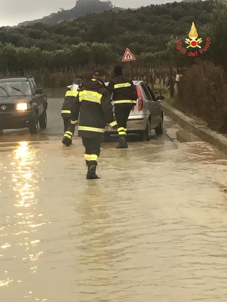 VIDEO - Maltempo nel Catanzarese, disagi alla circolazione tra Squillace e Amaroni