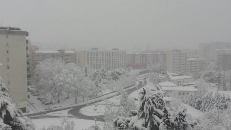 Maltempo, la neve crea disagi alla circolazione e il ghiaccio fa paura: martedì 26 scuole chiuse a Potenza e provincia