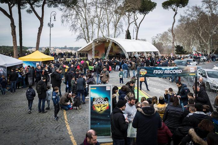 'Panini Tour 2019', le iconiche figurine dei calciatori 2018-2019 invadono 30 città italiane: si parte da Napoli