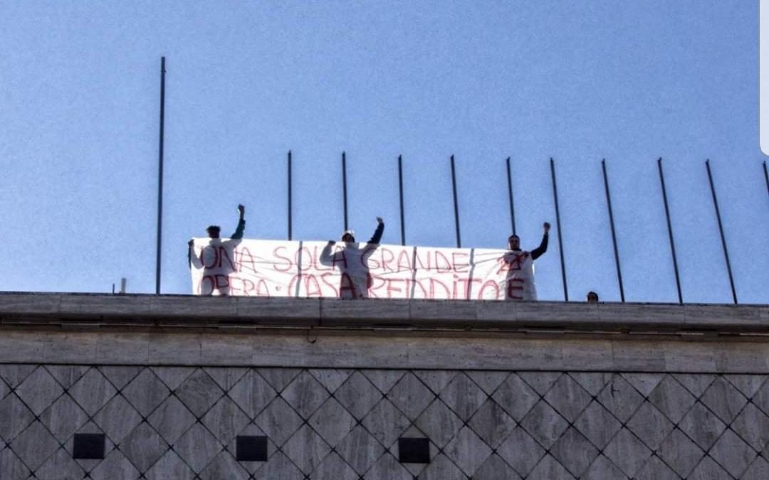 Manifestanti Prendocasa sul tetto del Comune di Cosenza