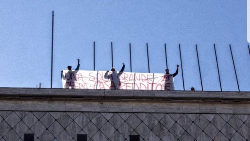 Prendocasa occupa il palazzo comunale di CosenzaManifestanti sul tetto contro gli sgomberi coatti