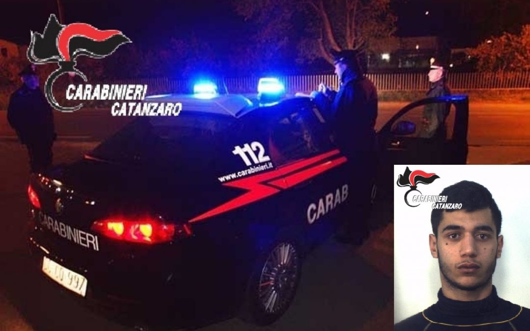 I carabinieri di Catanzaro e l'uomo arrestato