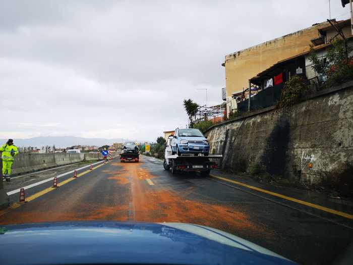 Un camion disperde gasolio sull'autostrada A2Traffico deviato e rallentato nei pressi di Reggio