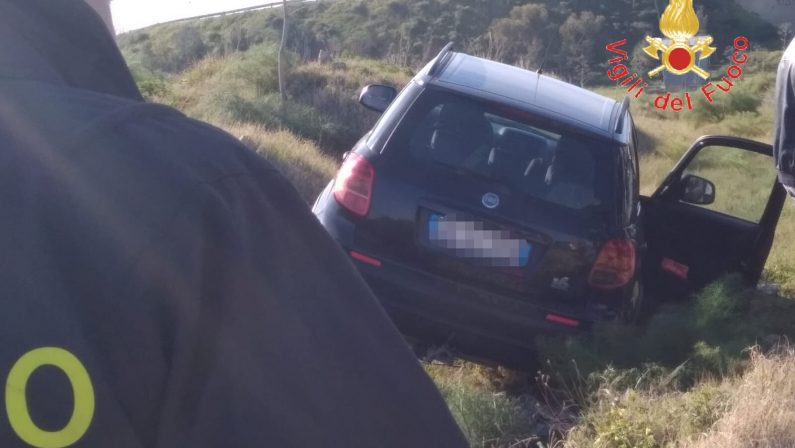 Incidente stradale a Crotone, muore una personaIl conducente ha perso il controllo finendo fuori strada