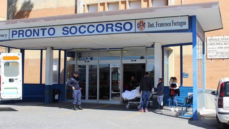 Medico aggredito nell'ospedale di Locri. Il sindaco: «È un Far West»