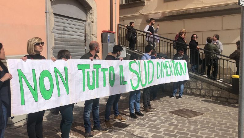 IL VIDEO - Contestazione per Matteo Salvini a Potenza: il confronto con i sostenitori