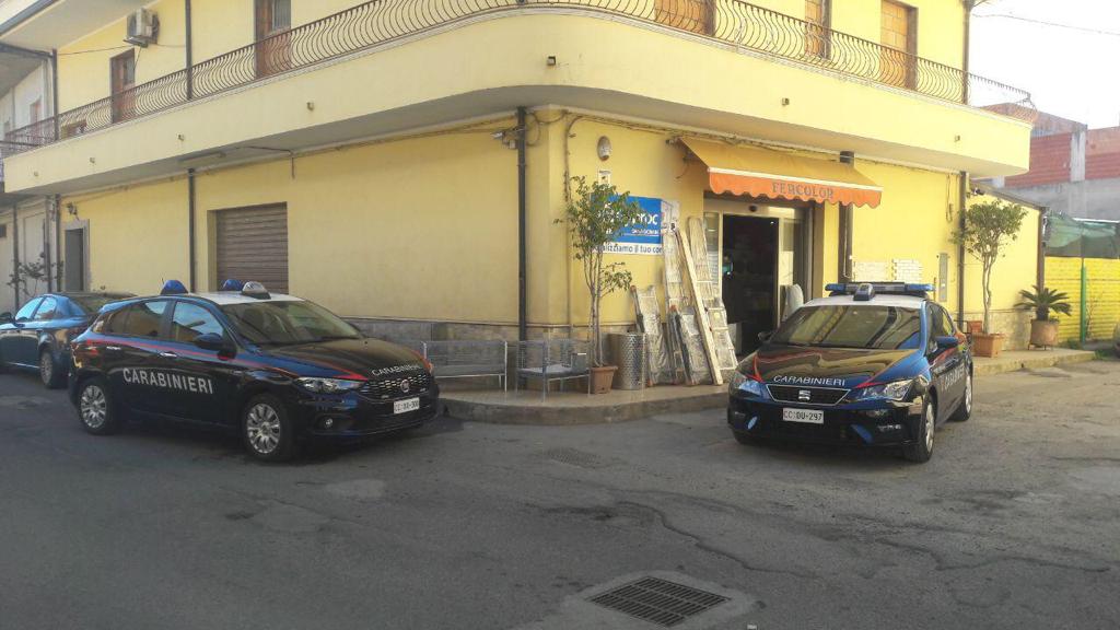 I carabinieri durante il sequestro