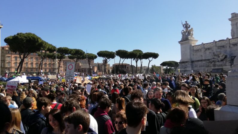 Fridays for Future, la Generazione Greta in piazza
In migliaia in corteo contro il "climate change"