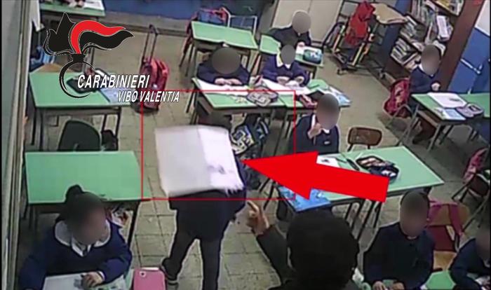 Un frame delle riprese video sui maltrattamenti sugli alunni