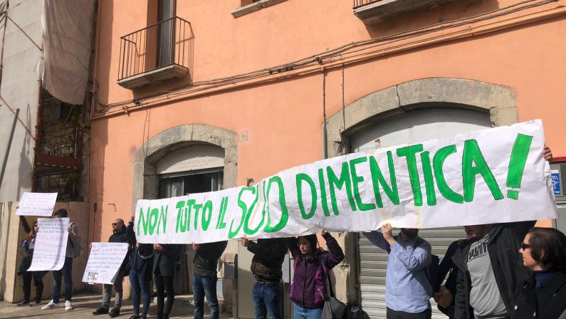 IL VIDEO – “Non tutto il sud dimentica”: contestatori contro Matteo Salvini a Potenza