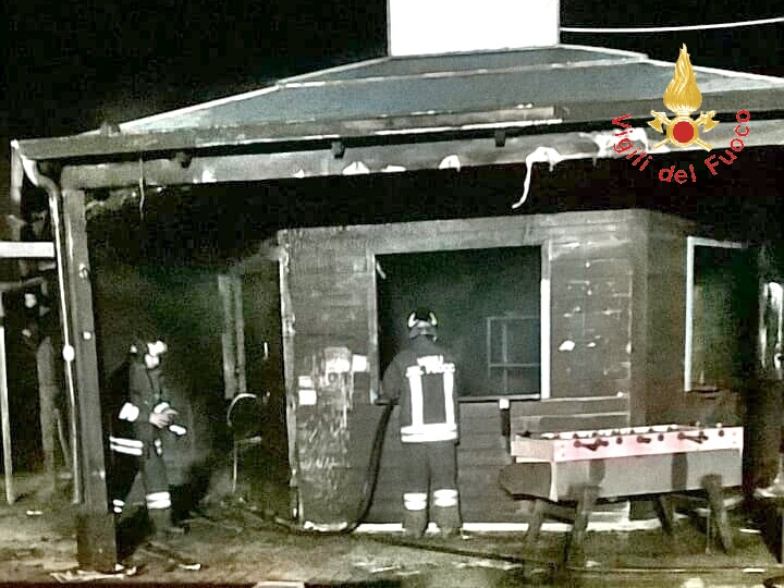 Incendio distrugge un chiosco bar nel CatanzareseIndagini in corso sulle cause, possibile matrice dolosa